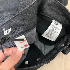 H&M パイソン柄スリムパンツ26インチの画像