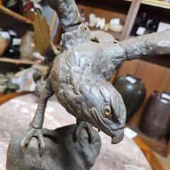 リサイクルショップどりーむ天保山店　No2375　鷹　置物　金属製　オブジェ　高さ51㎝の画像