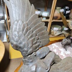 リサイクルショップどりーむ天保山店　No2375　鷹　置物　金属製　オブジェ　高さ51㎝の画像