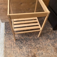 小さなガラステーブルの画像