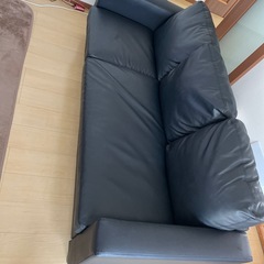 合皮三人掛けソファ

