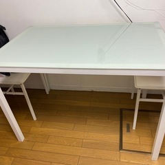 テーブルとイス4個あげます。