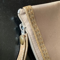 Revolve ロゴ入りベージュポーチの画像