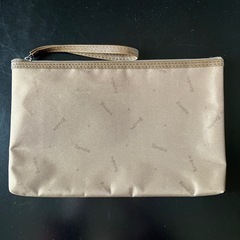 Revolve ロゴ入りベージュポーチ