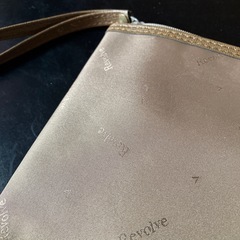 Revolve ロゴ入りベージュポーチの画像