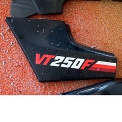 VT250F 純正サイドカバー　1枚のみ