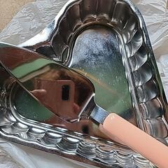 焼き型ケーキ型と取り分けナイフの画像