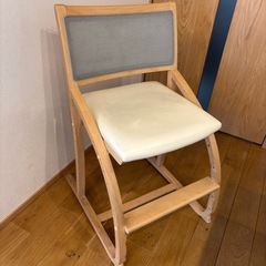 【カリモク】クレシェ 学習椅子 ダイニングチェア（5mmの切り傷あり）
