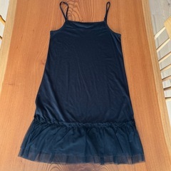 黒のレースワンピースの画像