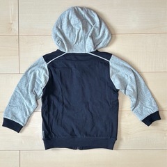 94 タグ付ARMANIJUNIOR パーカー　リバーシブルの画像