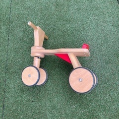 木製の三輪車の画像