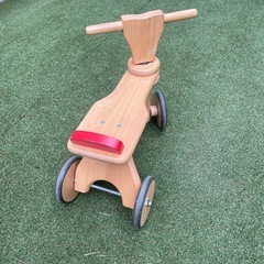 木製の三輪車の画像