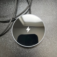 ナナミ製ワイヤレス充電器の画像