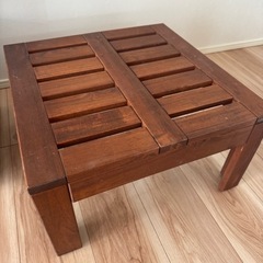 木のテーブル