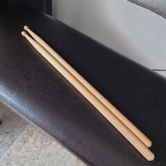電子ドラムと椅子とスティックの画像