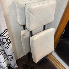 イス二脚の画像