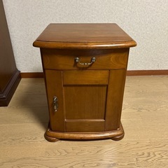 木製ベッドサイドチェスト

