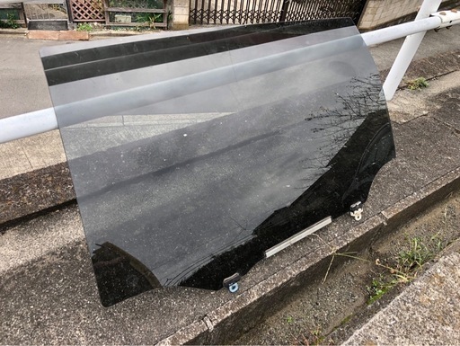 DAA-AHR20トヨタ エスティマ 左スライドドア 窓ガラス