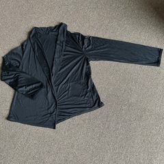黒シャツカーデガン