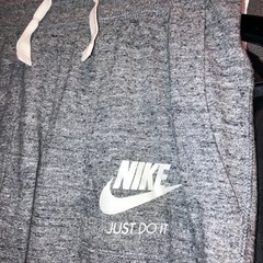 ほぼ未使用 ナイキ Nike グレー 薄手 七部丈パンツの画像