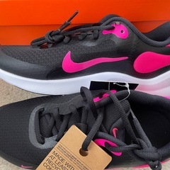 ナイキNIKE スニーカー　未使用タグあり　24.5cm