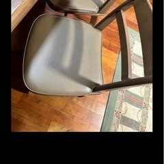 ダイニングテーブルと椅子二個セットの画像