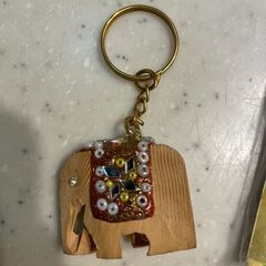 インド土産　ソープ3種　木製像キーホルダー10個　ボールペン3本の画像