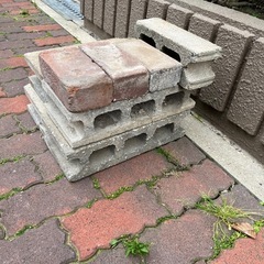 コンクリートブロック5個　レンガ3個の画像