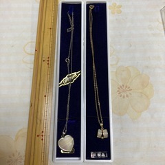 夜光貝のネックレスとロケットペンダント