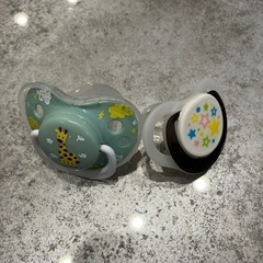 おしゃぶり2つ