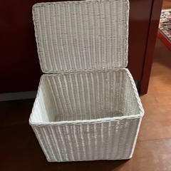 大きめホワイト藤のカゴ収納の画像