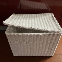 大きめホワイト藤のカゴ収納の画像