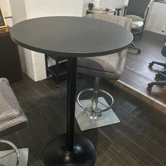 ハイテーブル✖️1、ハイチェアー✖️２　