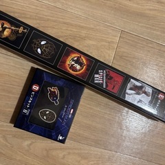 スパイダーマンポスターとピンバッジ