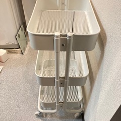 IKEA ロースコグ　ホワイト　キャスター付きワゴンホワイト 台所や洗面所にの画像