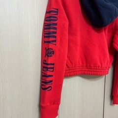 TOMMY HILFIGER ショート丈トレーナーの画像