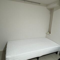 シングルベッド、テーブル、チェア*2