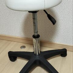 取引中　　エステ、整体用スツール　タオルウォーマー　紙パンツ、ピローシート、ペーパースリッパの画像
