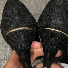 レースパンプス 黒 ゴールドライン 24.5cmの画像