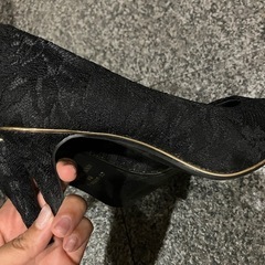 レースパンプス 黒 ゴールドライン 24.5cmの画像