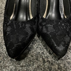 レースパンプス 黒 ゴールドライン 24.5cmの画像