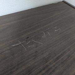 子供服掛けとカラーボックスの画像