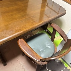 食卓と椅子2脚の画像