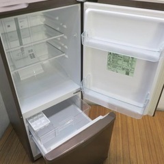 冷蔵庫【配達無料お届け設置出来ます💫都内近郊🚚】✨信頼のPanasonic製✨自動霜取り機能❄️除菌クリーニング済の極美品✨他にも冷蔵庫.洗濯機.電子レンジ.オーブン電子レンジ.炊飯器.テーブル&椅子.机&チェアー.ベット&マットレス.ドレッサーなど多種多様な美品が有ります✨お気軽にお問い合わせ下さい💫の画像