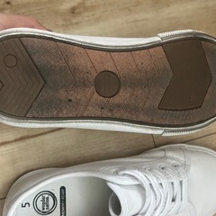 白いキャンバスシューズの画像