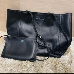 PRADA ブラック トートバッグ プラダ 三角ロゴ レザー 肩掛け 大容量の画像