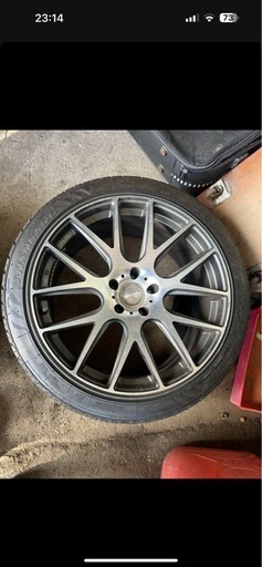 245/40ZR20、他の2つは275/35ZR20です