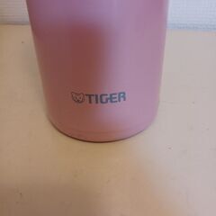 ピンクの水筒の画像