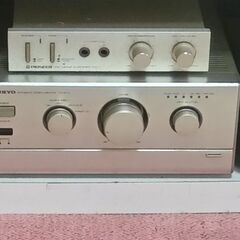 小型のプリメインアンプ