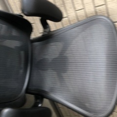 高機能 オフィスチェア 跳ね上げ 肘付 キャスター付き 回転式 背面メッシュ の画像